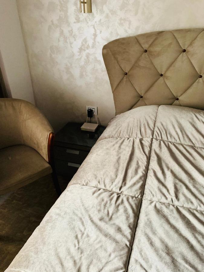Garsoniera Lux Centru Pietonal Tirgu - Jiu Apartman Zsilvásárhely Kültér fotó